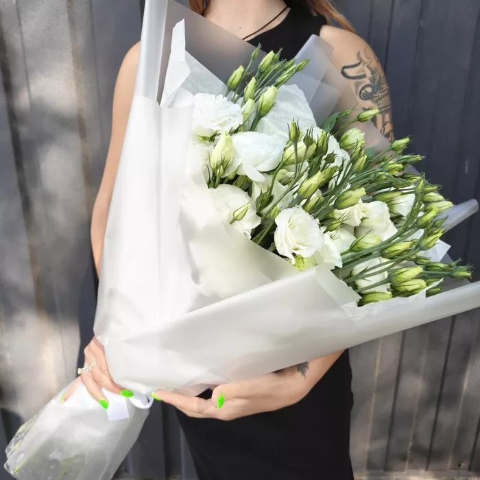 15 веток белой эустомы